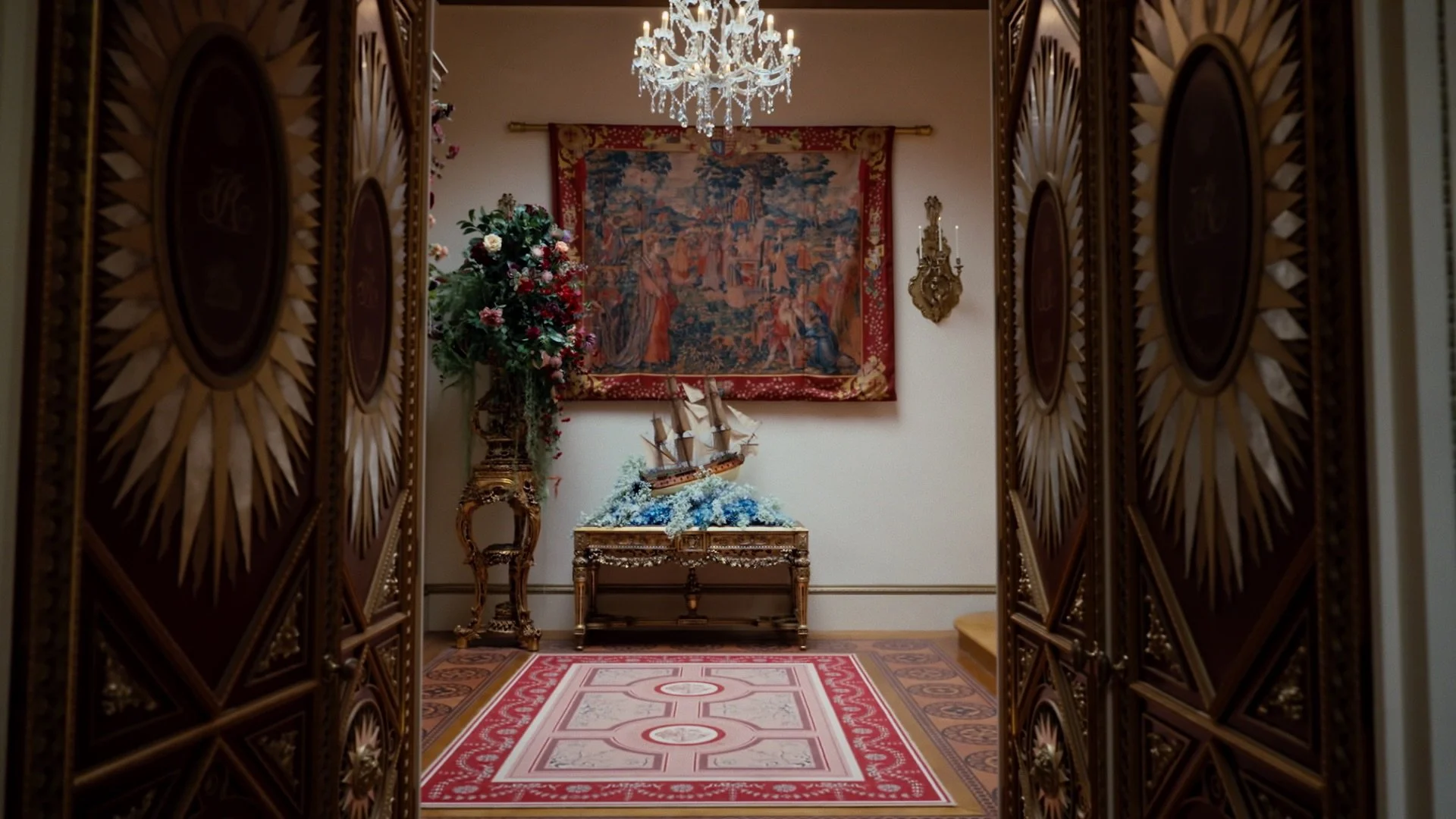 Set Tour Bridgerton corridor.jpeg