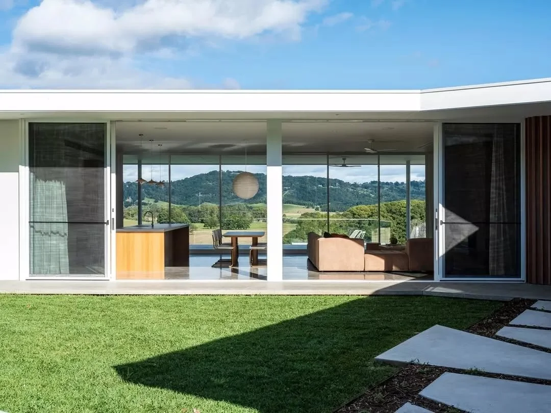 At DUO, the architecture is designed to curate your experience of the site. 

Through long views, layered transparency and deliberate framing, the architecture becomes a lens, grounding the occupant in their surroundings while offering a quiet sense 