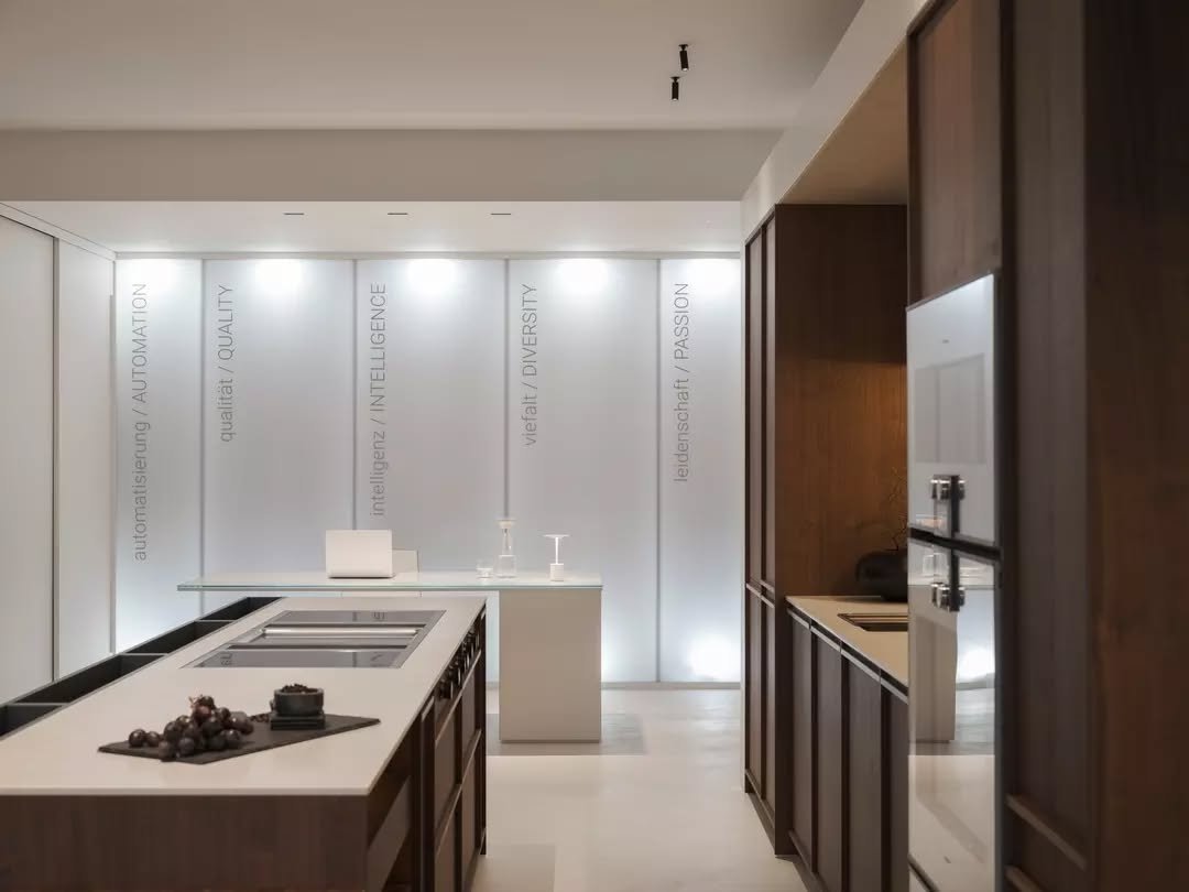 A dreamy, minimalist space inspired by John Pawson. DUO Architects bring their refined vision to life in the LEICHT new Australian flagship retail showroom. Subtle yet striking, the design speaks to their dual expertise as both architects and qualifi