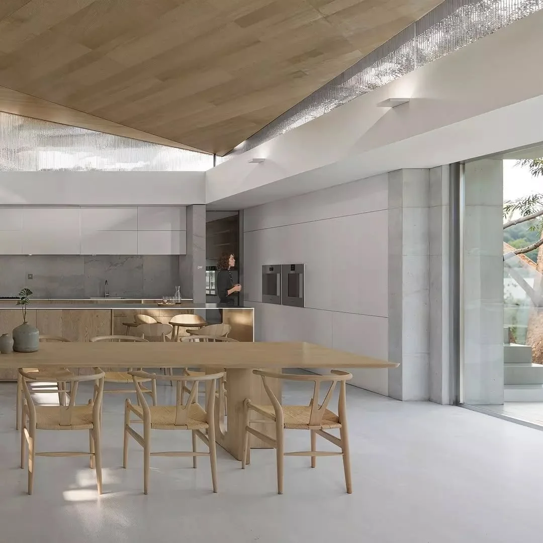 The Breakline House

The Breakline House conveys&nbsp;topography, tension, and transition.

The house rises from the Queenscliff escarpment with a folded roof and monolithic concrete structure &mdash;minimalist, timeless, intentional. 

At DUO, our m