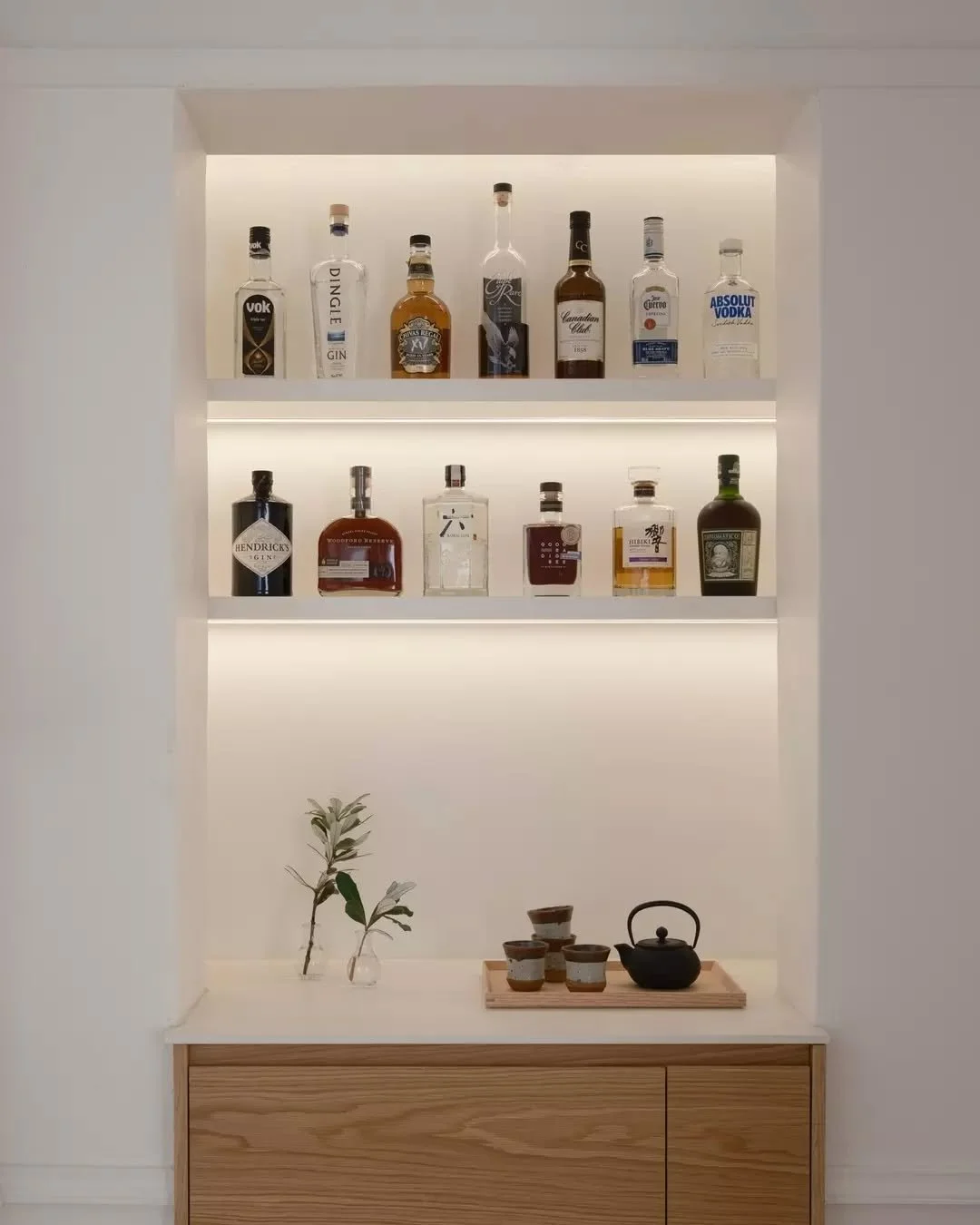 We believe that constraints breed creativity.

A recessed bar where a linen cupboard once stood, echos the social rituals of the 1930s Art Deco cocktail bar. 

By transforming the storage zone into a functional feature, we were able to retain the str