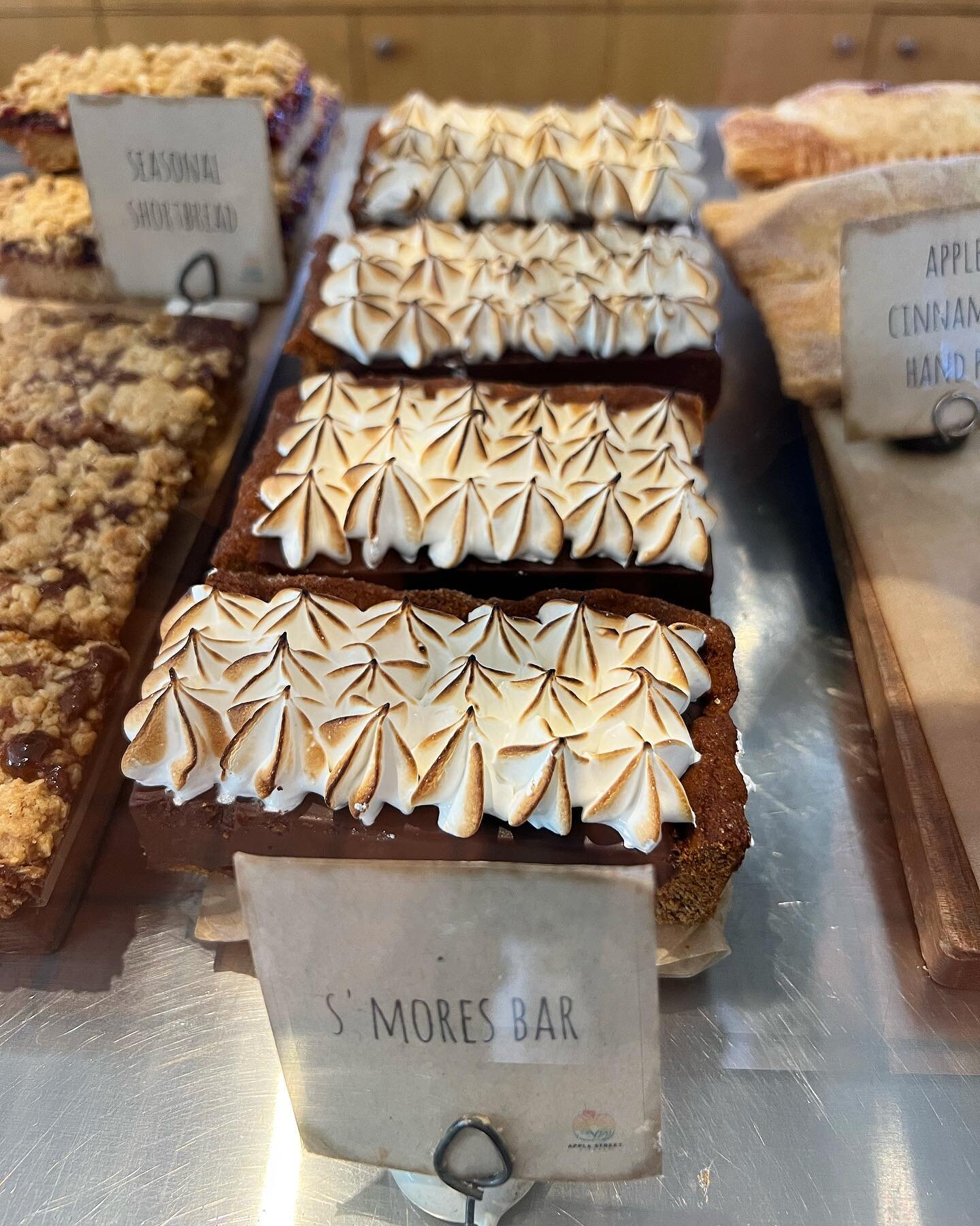 the s&rsquo;more, the merrier 🍫 come see us at the market and grab your morning coffee with a freshly baked good!
&bull;
&bull;
&bull;
#applestreetkitchen #bakedfresh #coffee #monmouthcounty #newjersey #riseandshine