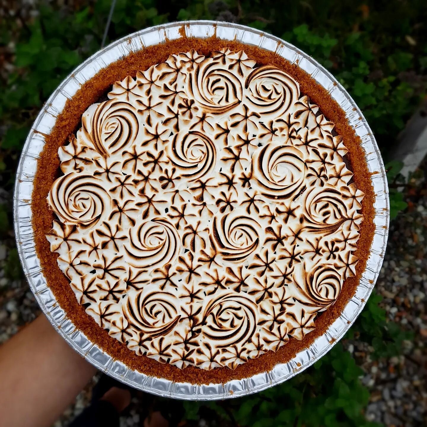 Last-minute 9 1/2&quot; Chocolate S'mores Pie for sale! Sweet, crunchy graham cracker crust, old-fashioned chocolate pudding center, and I'm really just so happy with this particular toasted Swiss meringue. Message or call to inquire! #applestreetkit