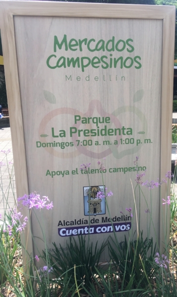 Sign at Parque de la Presidenta advertising the Sunday morning Farmer's Market. Photo by Amanda Draper