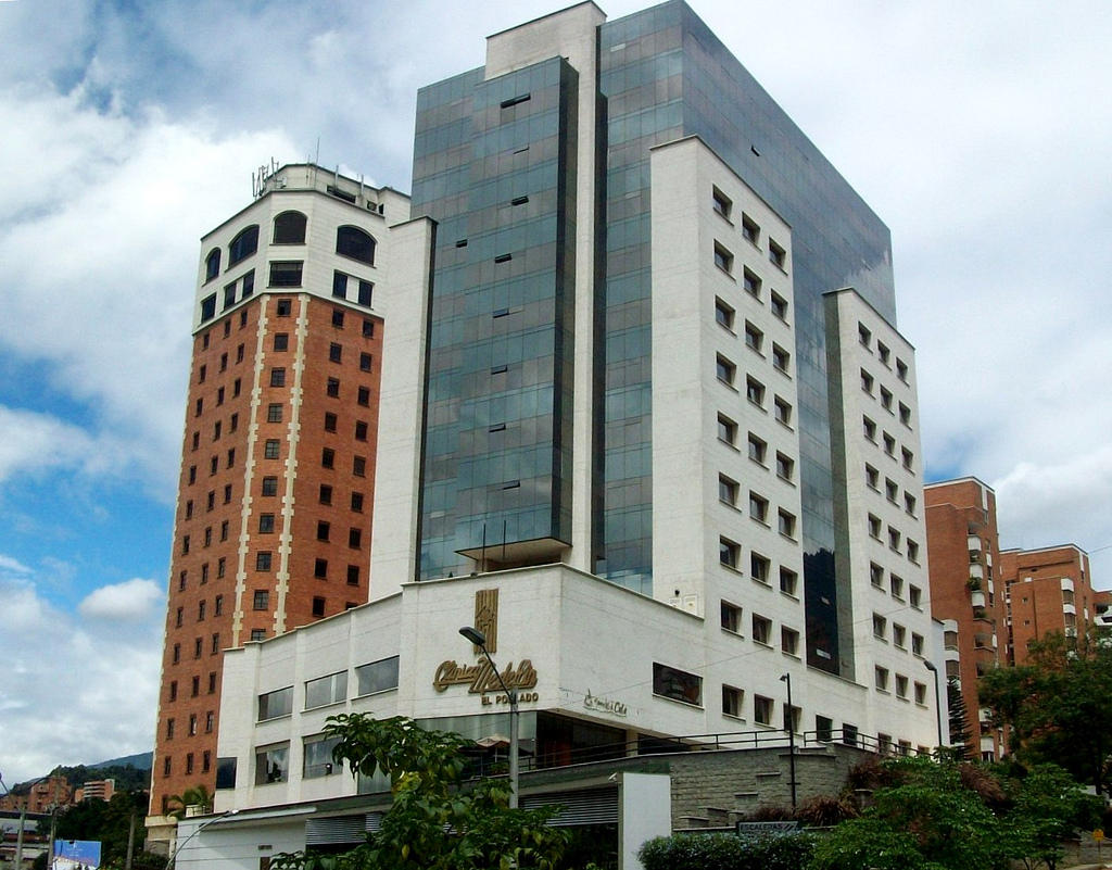Clínica Medellín Poblado photo courtesy of Skyscraper City.