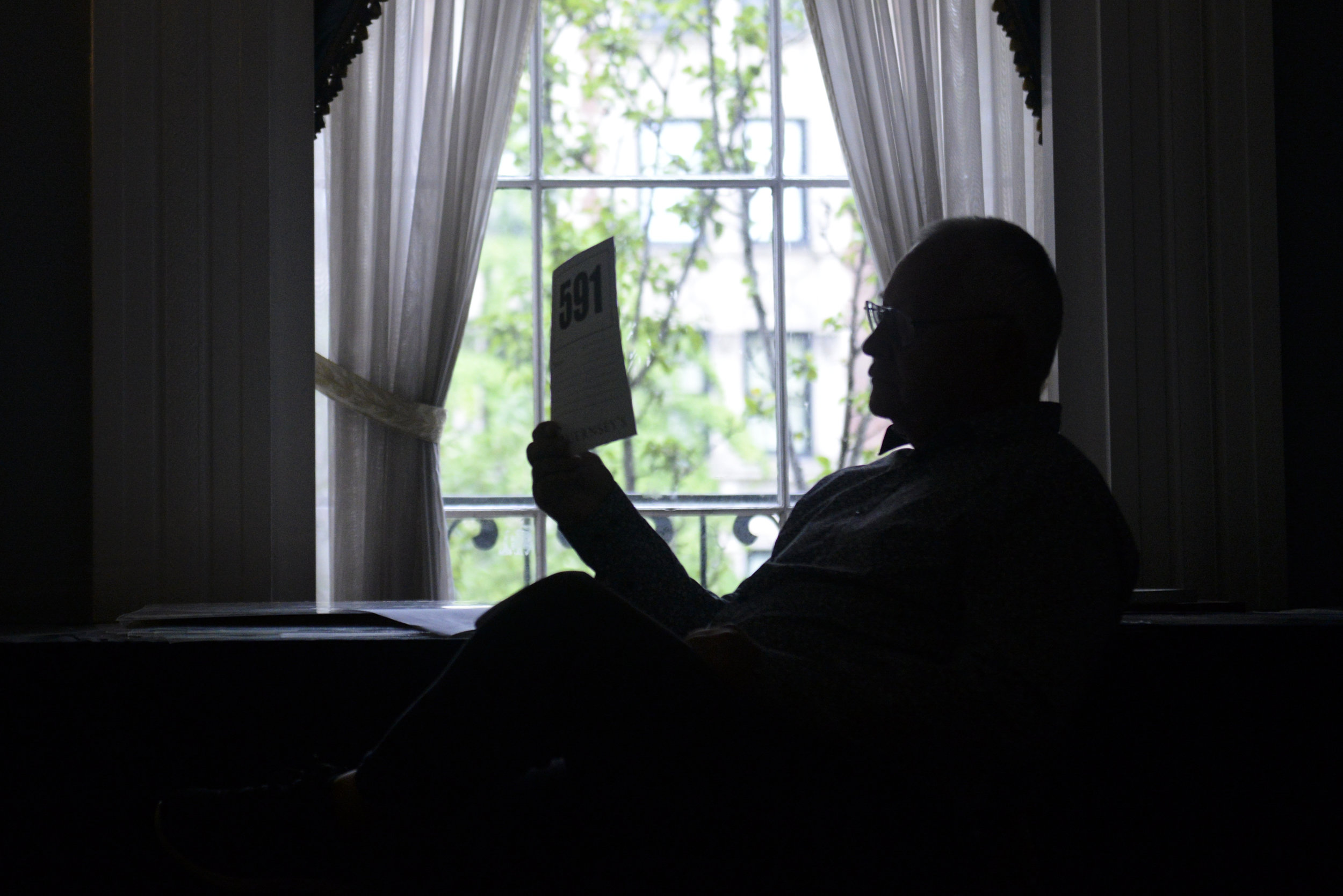  Man bids on vintage items in Guernsey's auction house on July 25, 2018. Alongside much Rosa Parks' memorabilia, the Parks' family's home in Detroit will also go up for sale. 