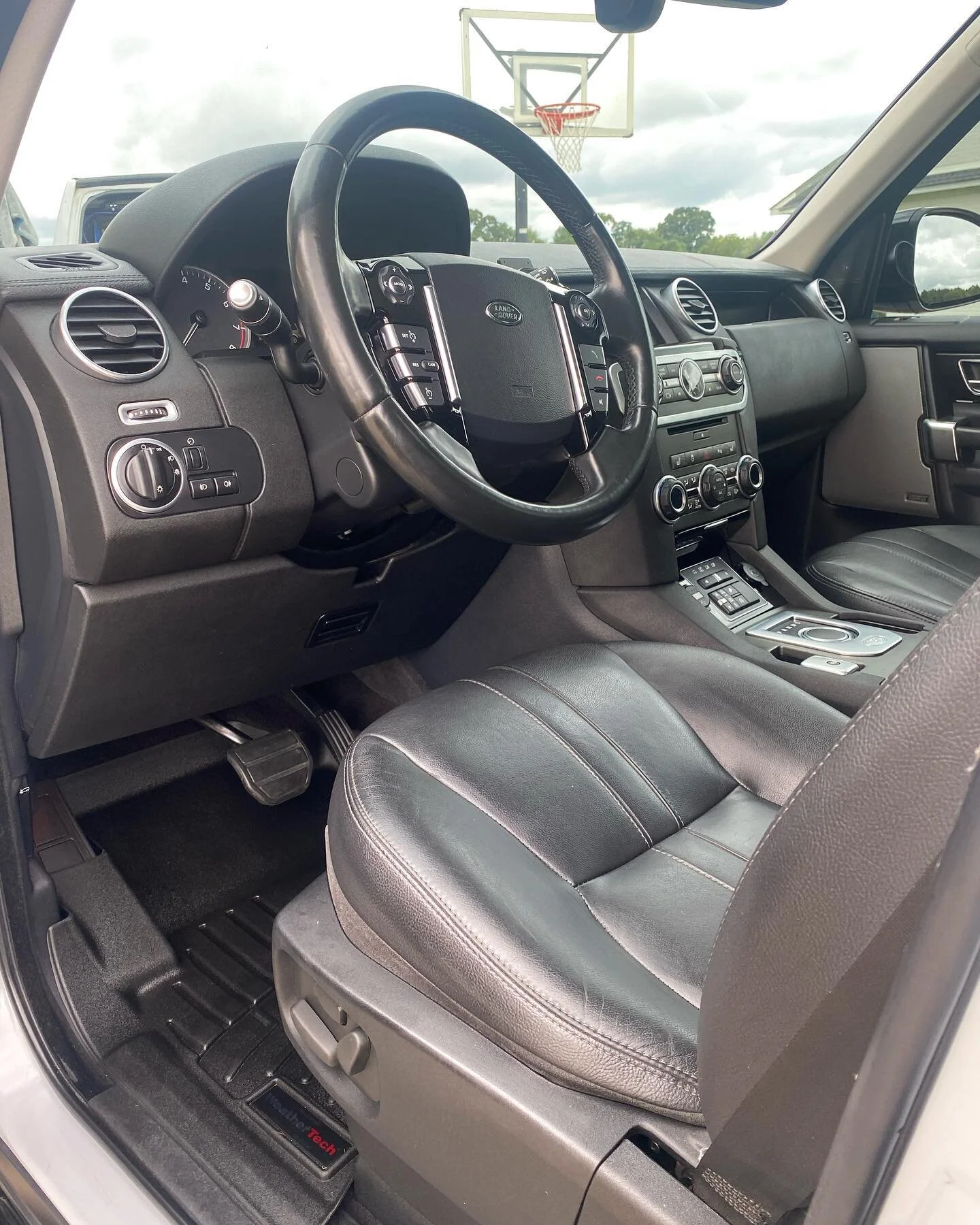 Not an inch not covered. 

.
.
.
.
_________________________________________________
#detailing #auto #autodetailing #gloss #shine #alabama #car #wheel #clean #details #motivation #detail #detailersofinstagram #detailingdaily #hustle #wax #mobile #mo