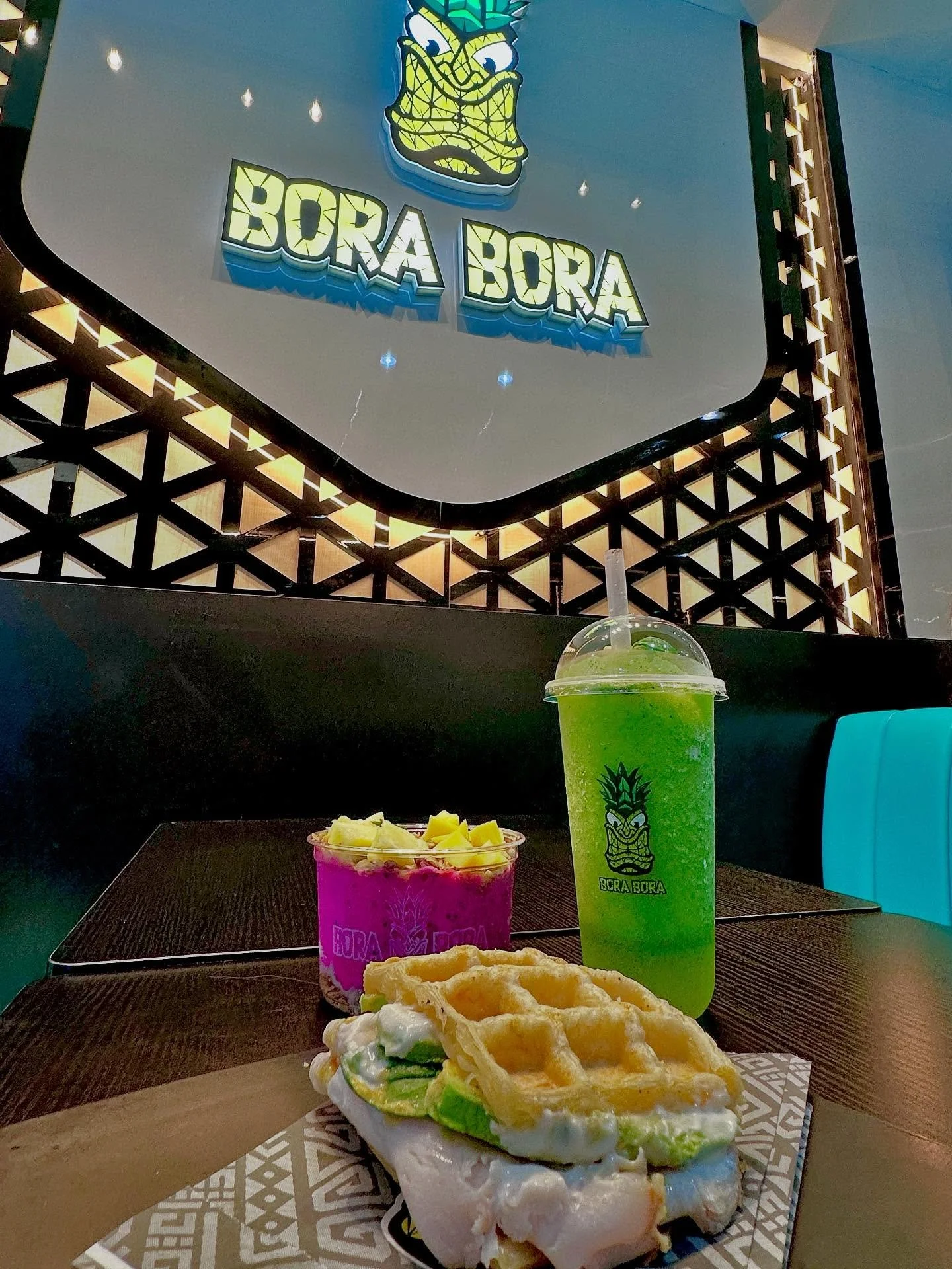 🍋 ¿Has tomado alguna vez un batido de limón y menta?  ¡Añádelo a tu lista de pendientes porque es alucinante! 🤯 ¡Coge uno (o elige entre un millón de otras delicias, bocadillos y sándwiches) en @borabora_us! 
👋 Abrieron el mes pasado en el 91 de Church Str.