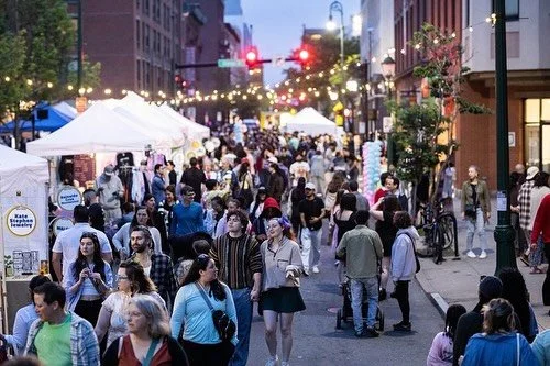 ¿Te divertiste en el último Night Market? Pues buenas noticias, ¡puedes formar parte potencialmente del próximo! 🥳
El Mercado Nocturno de New Haven está aceptando solicitudes de vendedores hasta el 25 de agosto. Dos semanas enteras para aplicar Y correr la voz a todos tus fa