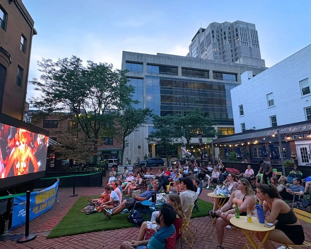 ¡Feliz mes de agosto! 🎥 ¡La nueva programación de Cine en la Plaza ya está EN VIVO! Todos los miércoles a las 8 de la tarde proyectaremos tus películas favoritas bajo las estrellas. Ven a reír, llorar y disfrutar del verano en la ciudad con tus vecinos. 💙
👉 Swipe para un vistazo o visita