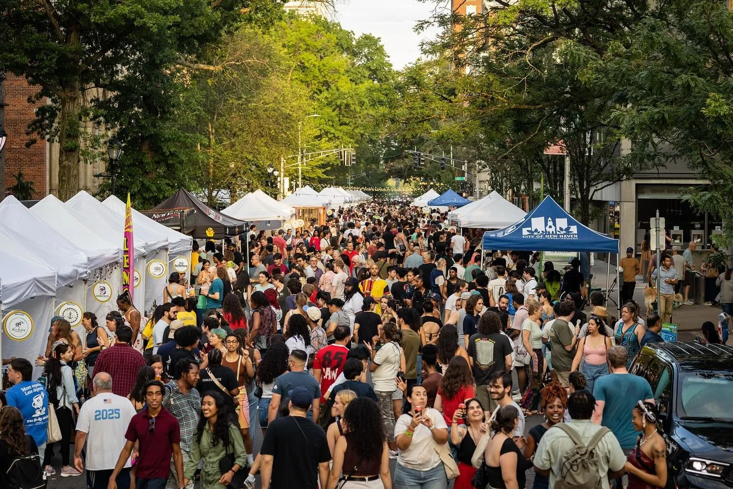 ¡🌙 ¡GRACIAS (sí, a vosotros!) por hacer que el primer Summer Night Market de la historia fuera absolutamente increíble! ✨👏 ¡Un par de chaparrones de verano no pueden parar la fiesta! 💙
📸 Echa un vistazo a las preciosas fotos de nuestra fotógrafa itinerante @irregular_brien, y echa un vistazo a las fotos de la fiesta.