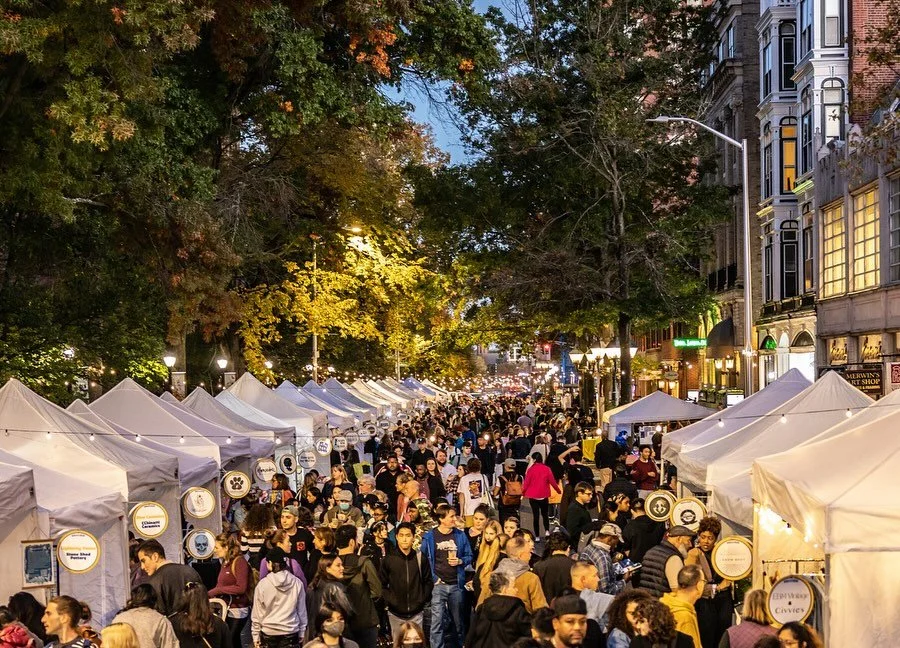 🌙 ¡Por fin es mercado nocturno este VIERNES! 🌙
El 25 de julio de 5-10PM haz tus planes para dirigirte al Barrio Histórico de la Capilla para bailar, hacer manualidades, ladrar, comer, acariciar perritos, animar 🍻, ¡y mucho más! 
Es el primer SUMMER