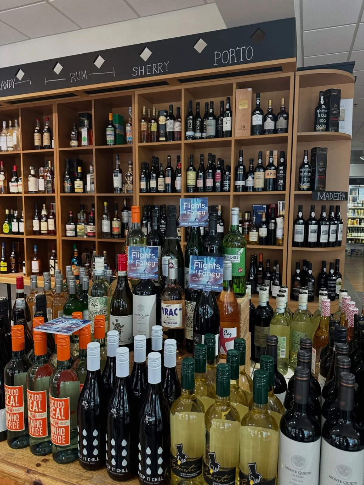 Es...🥂HORA DE REGALOS🥂 Flights of Fancy wine, food, & shopping crawl es MAÑANA jueves, 10 de julio de 4:30-8:30PM, ¡y queremos hacer realidad los sueños de algunos amantes del vino! 🙌 ¡Detalles a continuación! 
🛍️ Tienda con descuentos exclusivos para