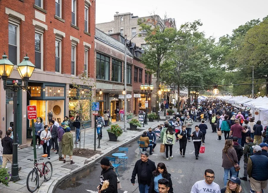 ¡🌙 El primer SUMMER New Haven Night Market está a sólo 1 mes de distancia, que tendrá lugar el viernes, 25 de julio, 5-10PM de nuevo en el magnífico barrio histórico de la capilla de #downtownNHV! 🌙 
🙌 Estamos encantados de anunciar la mini expansión a través de York Street u