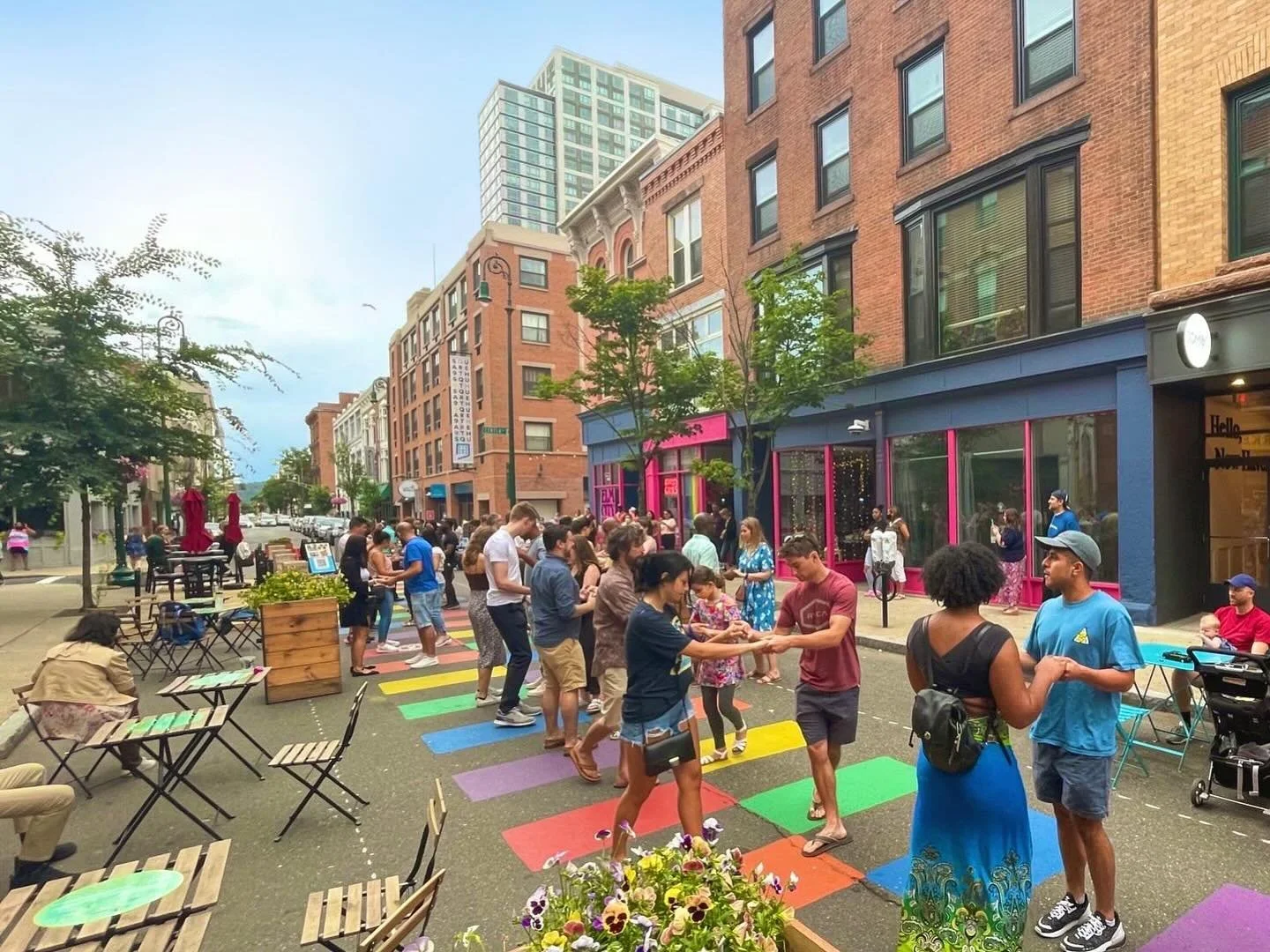 ¡MAÑANA celebramos el Juneteenth en el paseo de la calle Orange! 🌈 ¡Acompáñanos de 6-8:30PM para bailar en línea TODA la noche sobre el arco iris! ¿No sabes bailar? ¡No te preocupes - instructor @bodaciousbrandonn estará allí para mostrarle los movimientos! Y si,