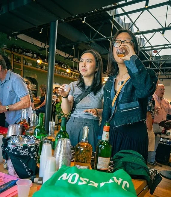 ¡Es casi la época más maravillosa del año - New Haven Cocktail Week! 🍹 Domingo, 7 de septiembre 12-3PM arranca @newhavencocktailweek con la bola de espíritus en @gioianhv donde podrá disfrutar de deliciosos bocados, sorbo degustación de su vaso NHCW