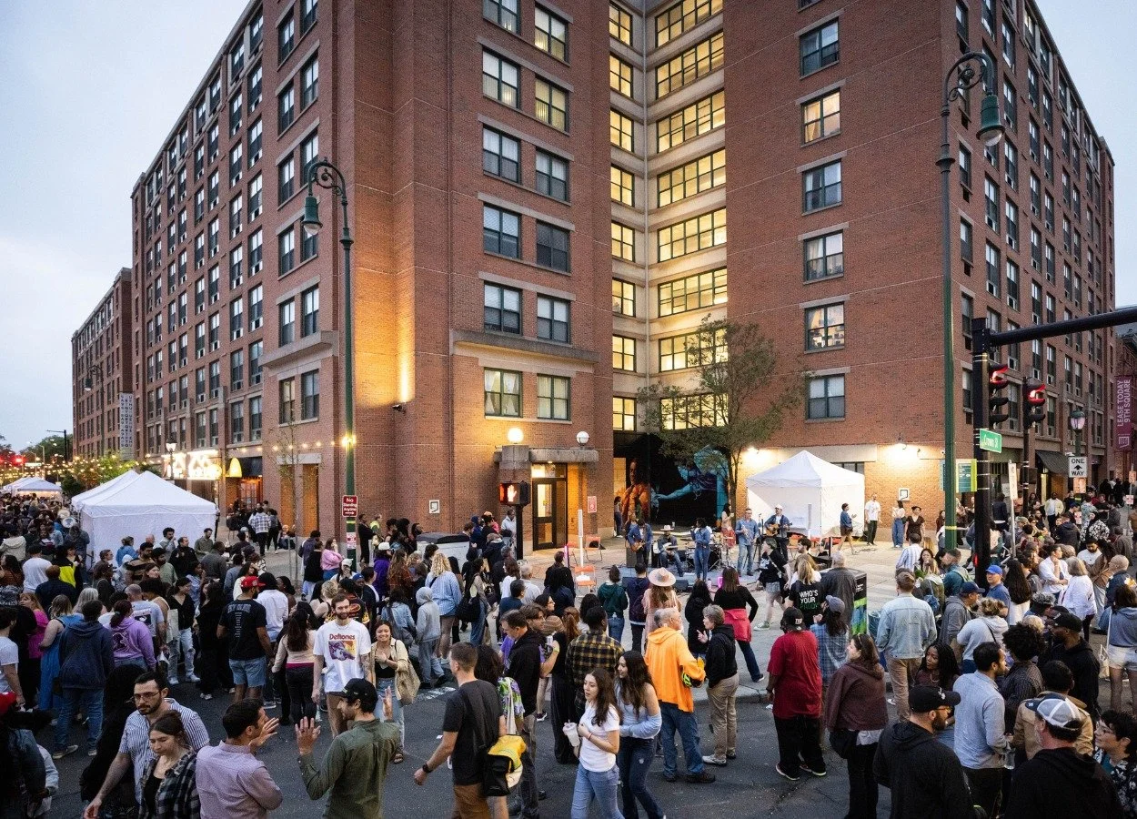 🌙 El New Haven Night Market de octubre está a solo UN MES de distancia, ¡tendrá lugar el viernes 10 de octubre de 5 a 10PM de vuelta en el hermoso barrio de 9th Square de #downtownNHV! 🌙 ¡Hemos estado esperando una eternidad para decirte lo que estará sucediendo!
👉 Echa un vistazo a estos p