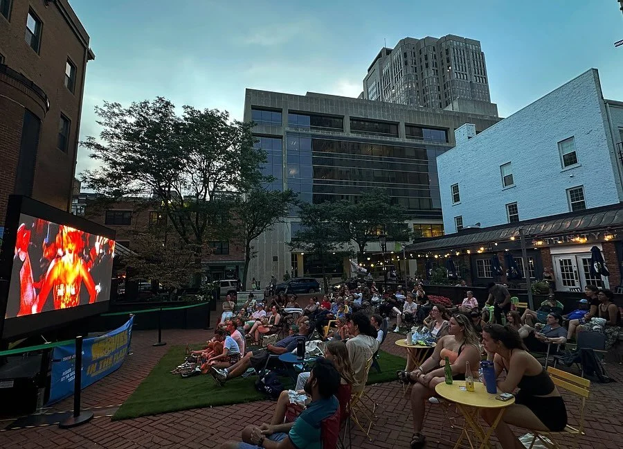 ¡Es oficialmente temporada de miedo en Movies in the Plaza! 🎃 Este miércoles comenzamos la programación de octubre con Poltergeist (la original), ¡y el tiempo pinta de maravilla! 🍂 Coge un bocado para llevar de su lugar favorito local y la cabeza a Pitkin Plaza