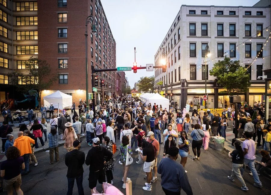 🌙 ¡Falta UNA SEMANA para el New Haven Night Market de octubre! 🌙 ¿Puedes sentirlo en el aire del #downtownNHV? 🍂 Seguro que podemos... Estamos encantados de anunciar finalmente aún más que va a pasar el próximo viernes, 10 de octubre, 5-10PM en el 9th Sq