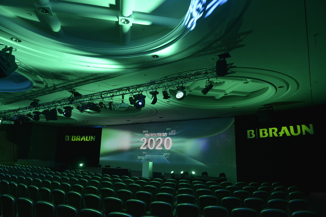 CONFERENCES Conferences and seminars usually have the same procedure over and over again. Break free from this routine for the benefit of the participants and your conference topic. Change the pattern by including emotional sound surprises. Make it an extraordinary experience. Be innovative. …just like the company B. Braun , a global leader in healthcare medicine at the OPM Global Marketing & Sales Conference 2017 in Rome: “When you go into a dialogue with doctors, patients and partners, one thing is of fundamental importance: Listening! … lean back, relax and listen.” These were the welcoming words of the Global Marketing Manager. Then, the conference hall turned dark and an eight-minute high-end storytelling soundscape with 6-channel-cinema sound quality opened the conference from different directions of the auditorium. Many different sound scenarios accompanied the three-day conference: little surprises during the breaks, magnificent soundscapes at the beginning, the middle and the finale of conference.