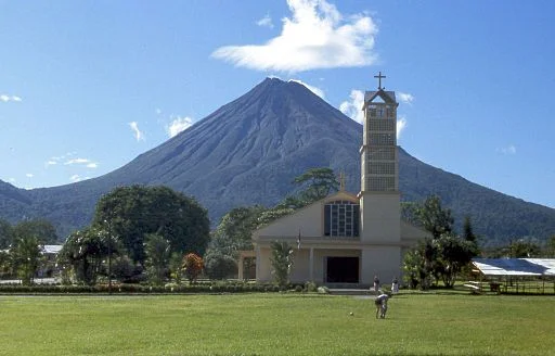 La_Fortuna_Arenal_Volcano_Costa_Rica.jpg