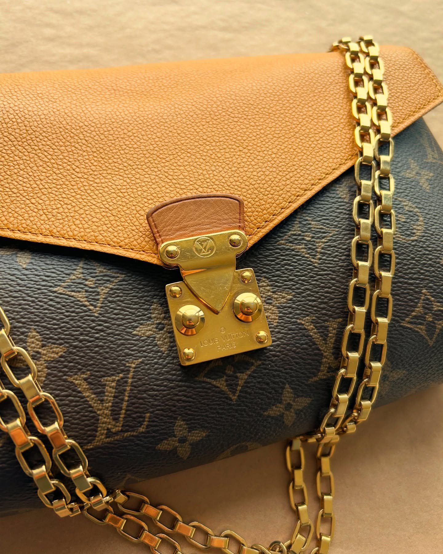 Det ligger i detaljene..🤌 Louis Vuitton pallas er virkelig et kunstverk. Ligger n&aring; i nettbutikken til enda lavere pris!