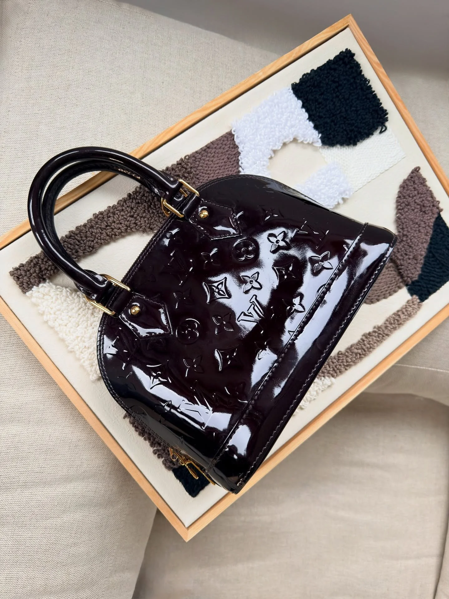 Alma BB i amarante 💜🪄✨ En m&oslash;rk dyp lilla farge med metallic hint. Perfekt for deg som &oslash;nsker en diskr&eacute; og anvendelig veske. 👉P&aring; supertilbud i nettbutikken n&aring;!

#gjenbruk #vesker #veskesamling #luksus  #vintageluxur