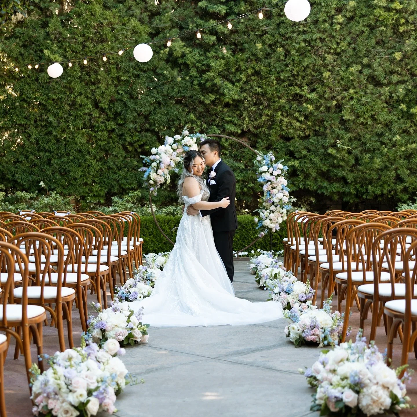 Love bloomed in the heart of San Juan Capistrano as Jana &amp; Edwin said &ldquo;I do&rdquo; at the enchanting Franciscan Gardens! 🌿🤍 Surrounded by lush greenery, historic charm, and the sweetest group of family and friends, their day was nothing s