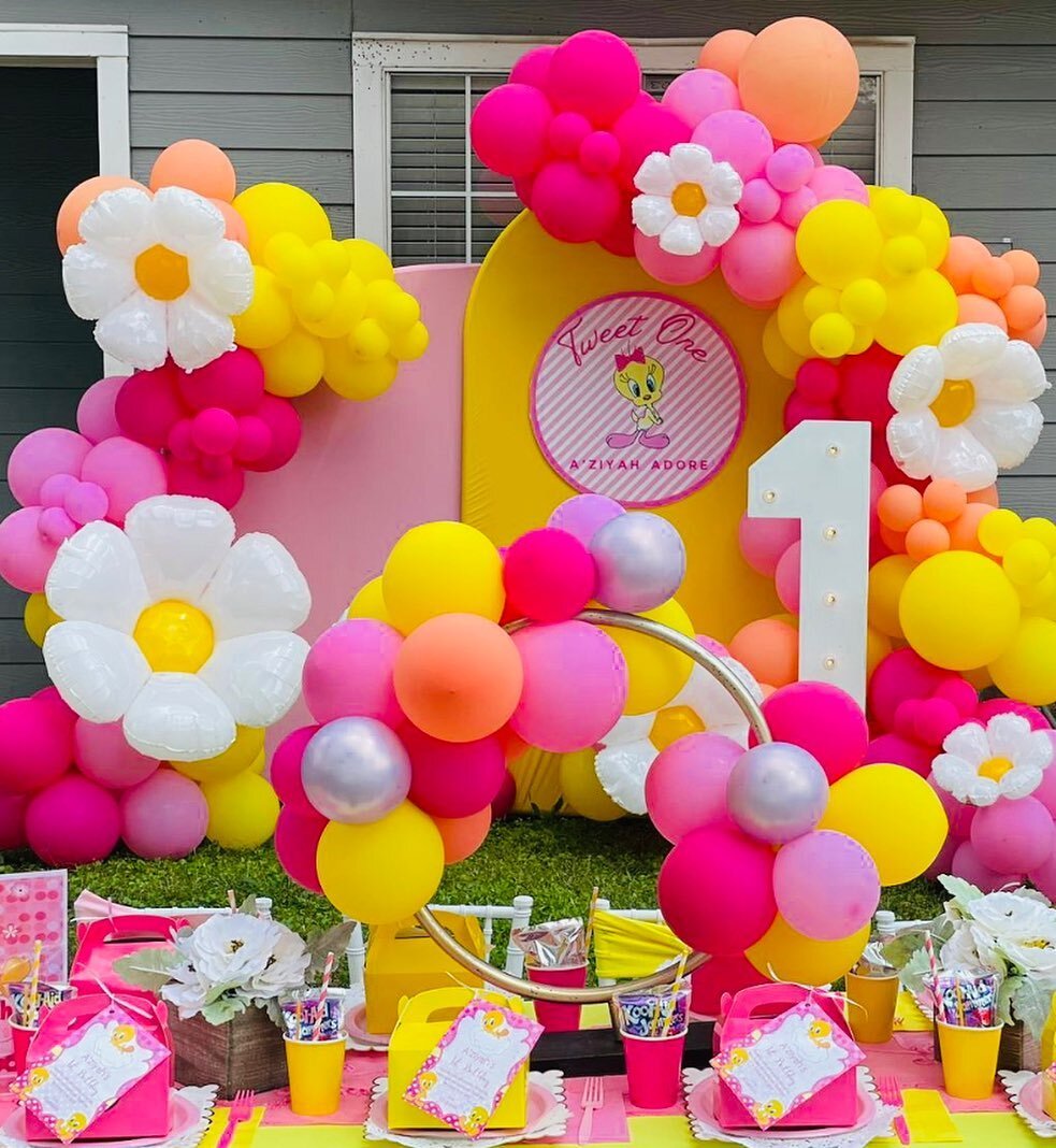 Hey Houston! 📍Our kid&rsquo;s birthday party table and balloon backdrop combos are perfectly curated to match any party theme! We&rsquo;d love to curate the perfect party for your little 👧🏽 🧡 👦🏼 celebration. @houstonkidsparties