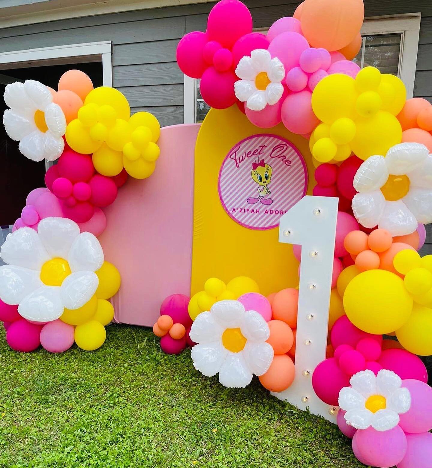 🩷🌼🧡 
.
.
.
www.littlelavishparty.com
.
..
Houston kids birthday party balloons decor kids tables and chairs Backdrop soft play