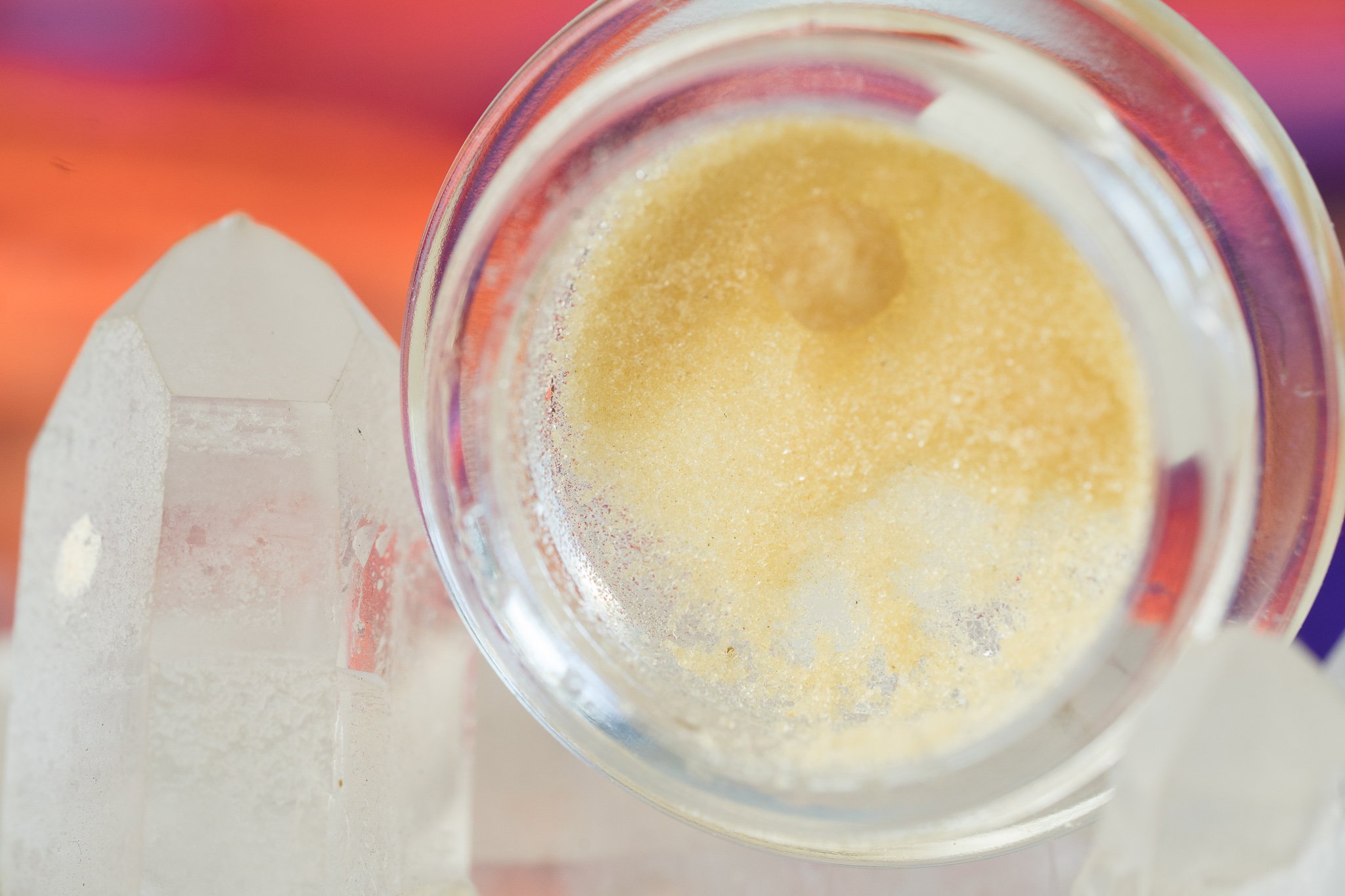 haxixe sem solvente do mercado legalizado com cristais e fundo colorido