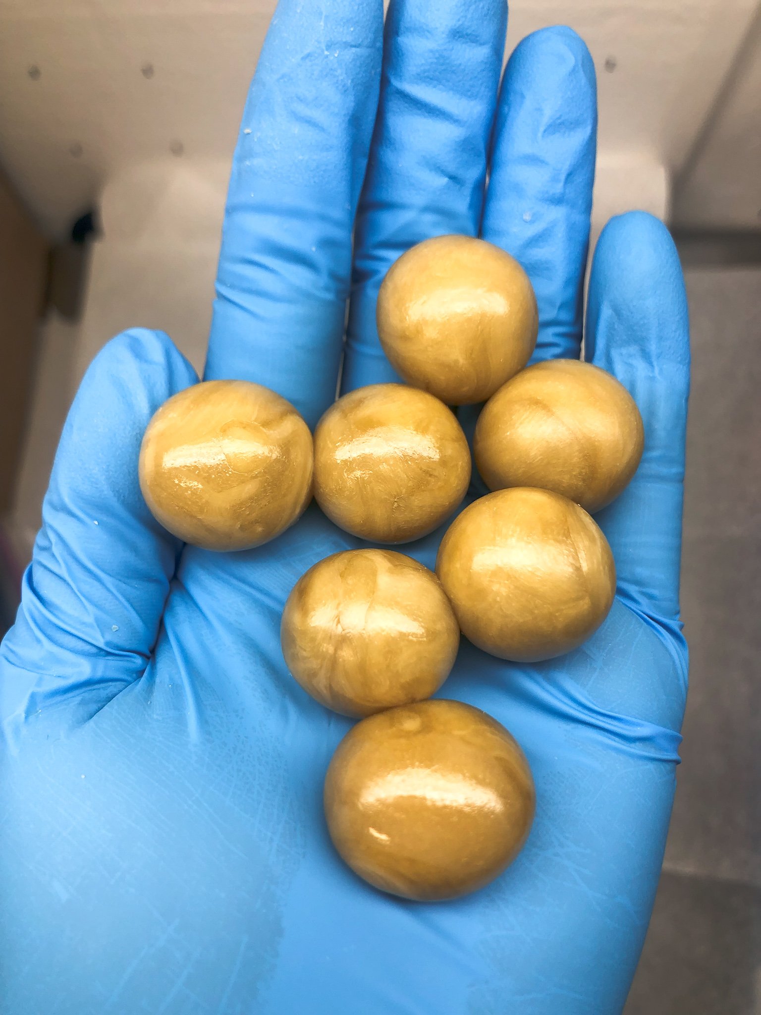 Temple balls douradas de haxixe na mão