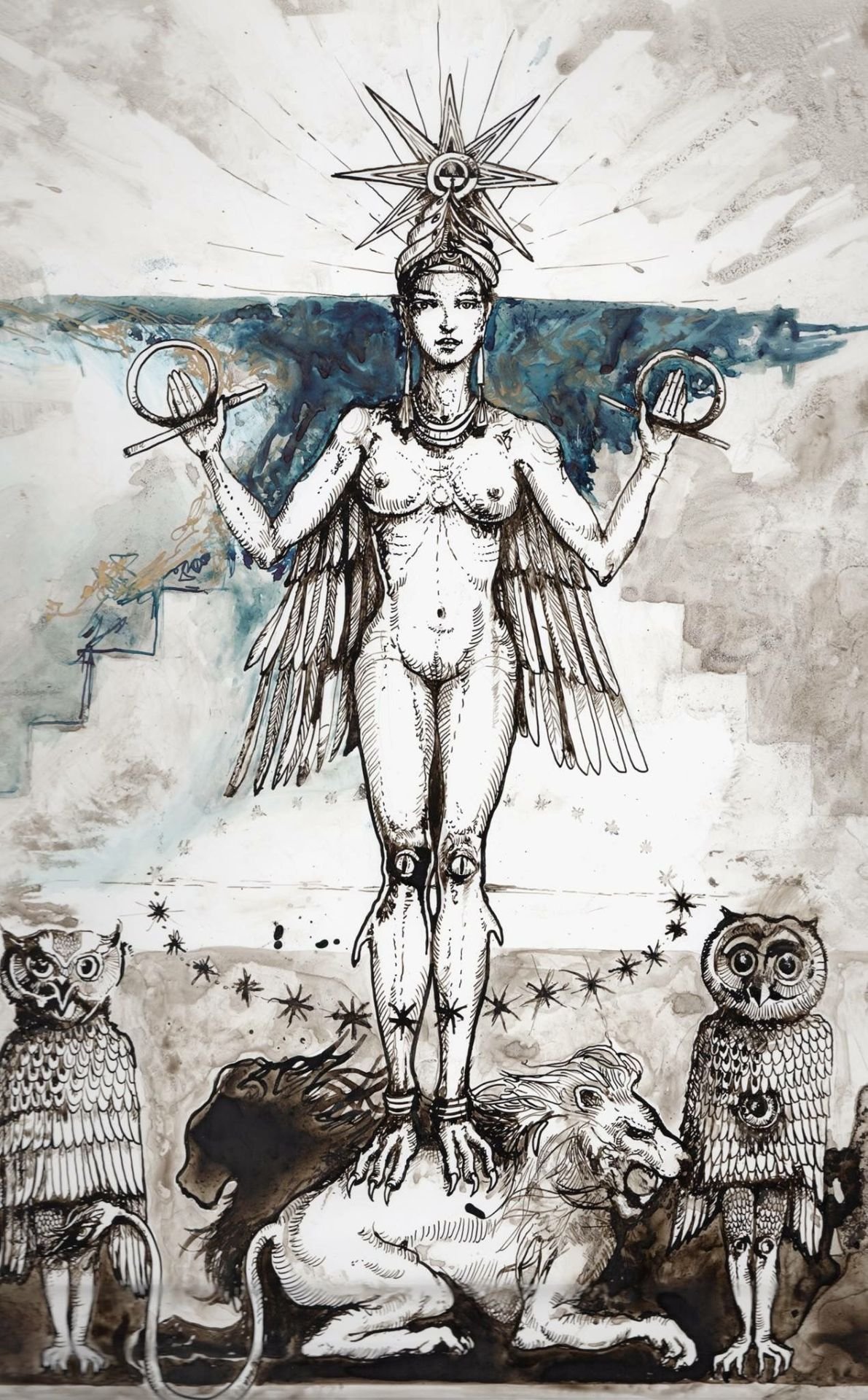 Ilustração de de uma feiticeira em pé em um leão, com duas corujas ao lado