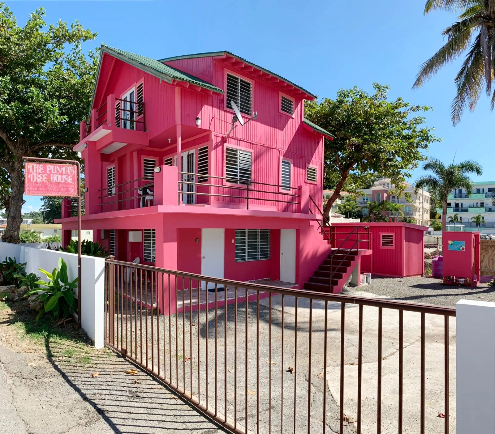 Puntas Tree House, Front Gate