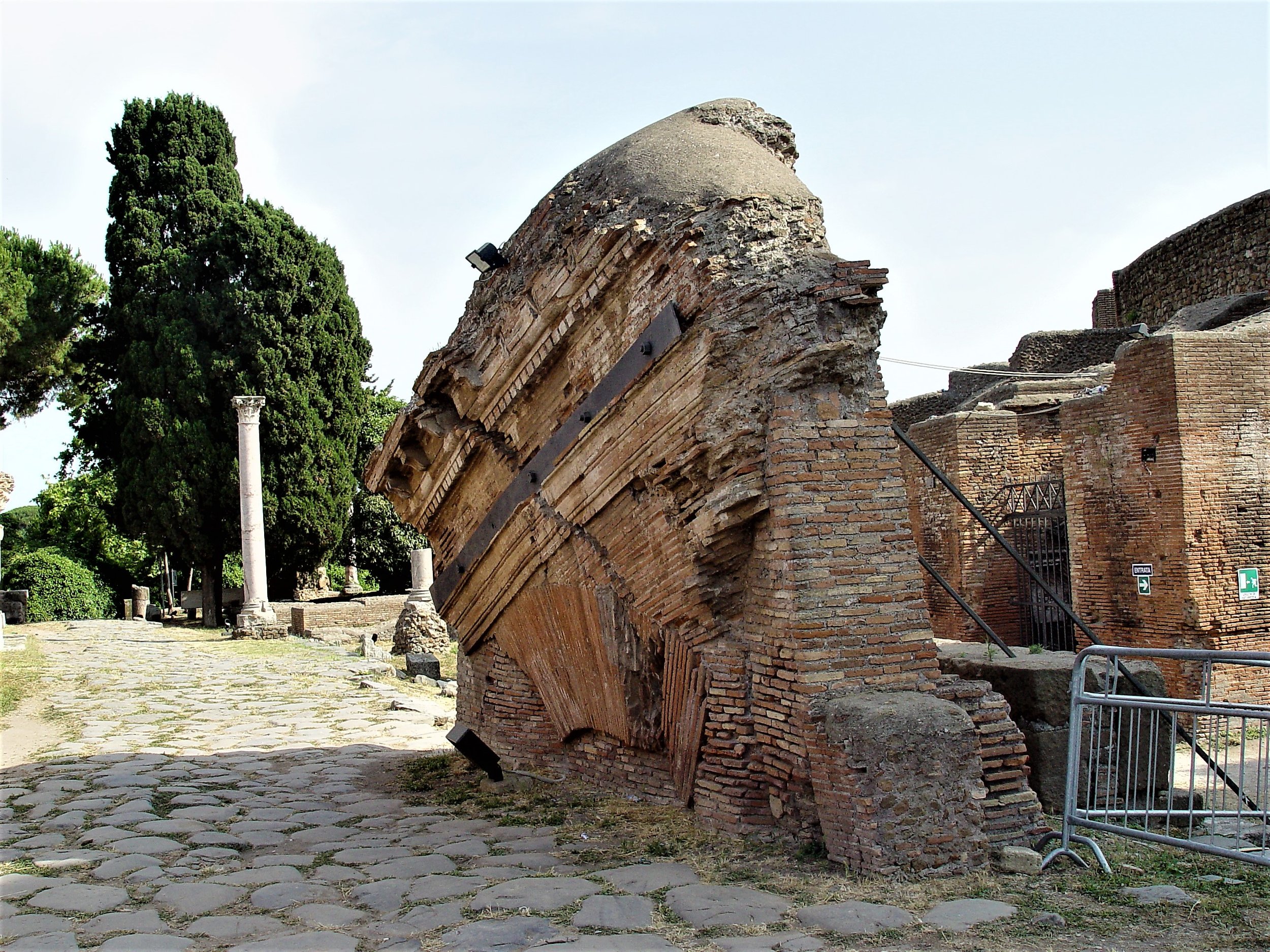 Building defect, Ostia Antica (2).JPG