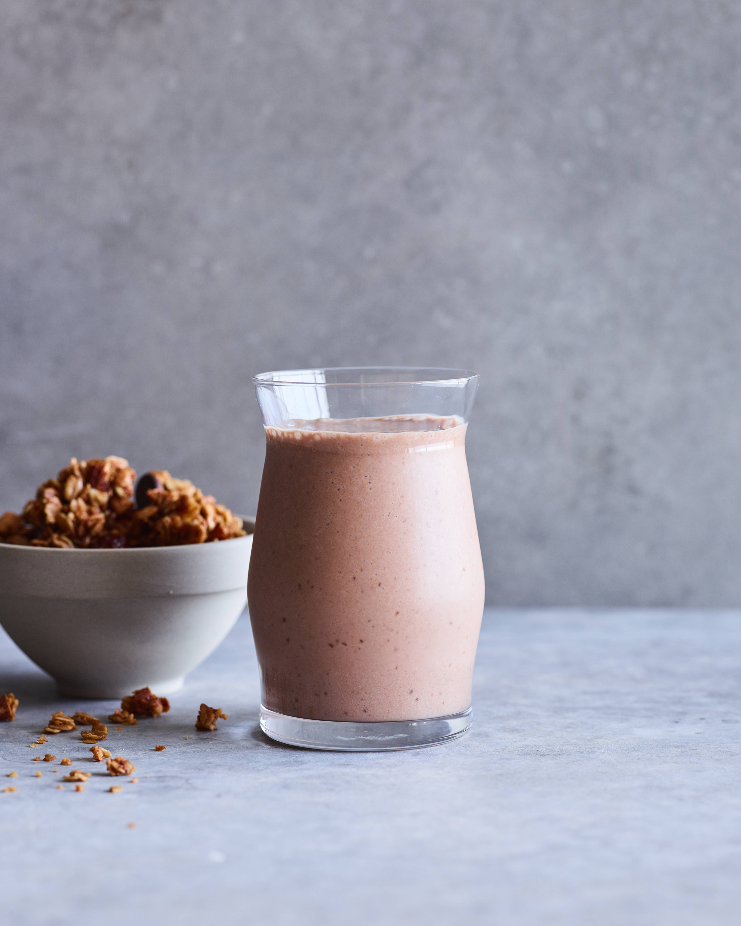 030617_WGCCB_CHOCOLATE_CASHEW_DATES_SMOOTHIE_02_f.jpg