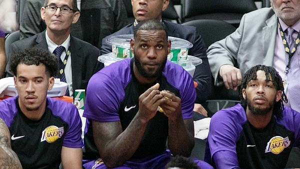 lebron-lakers-web-101018.png