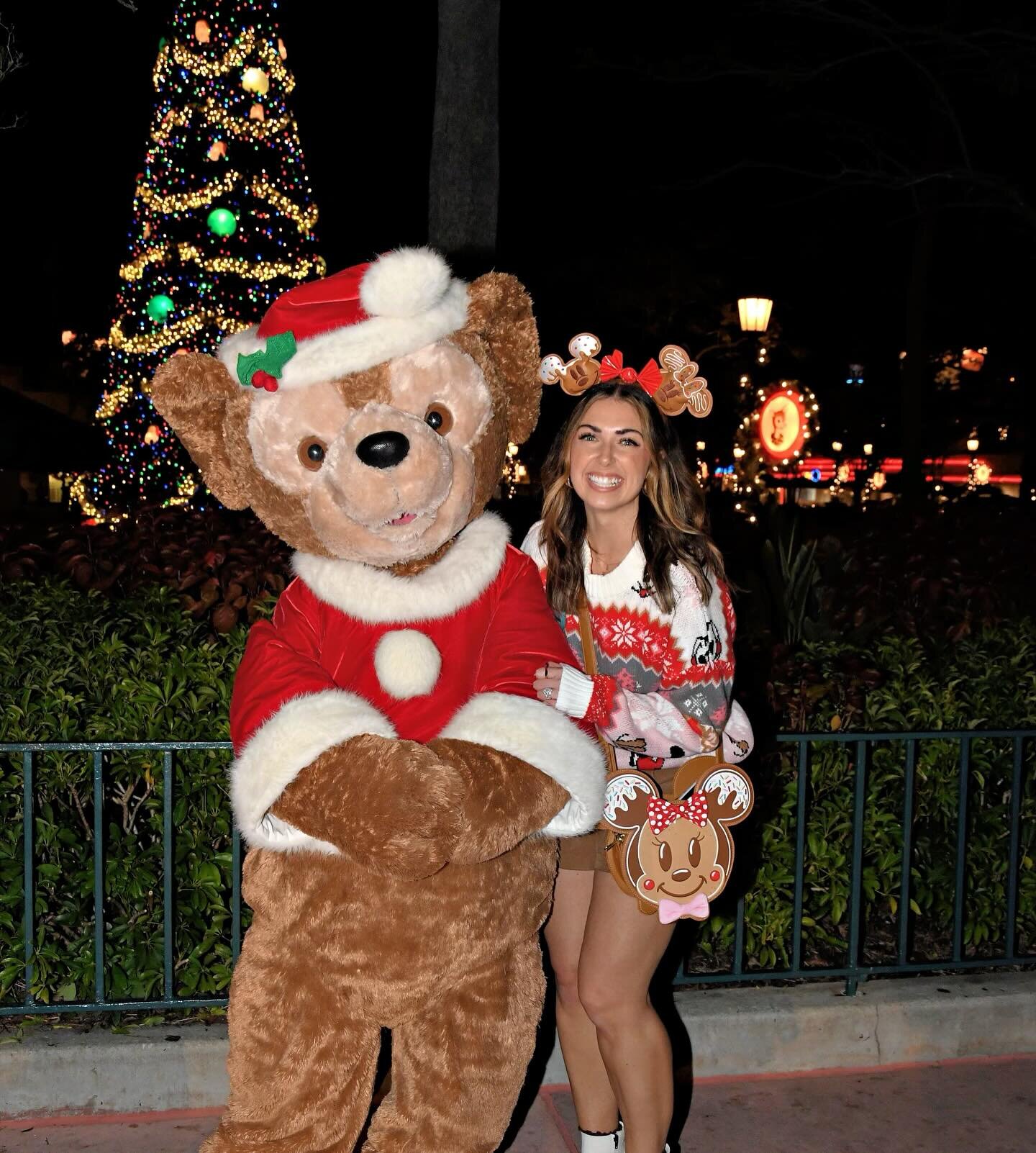 We wish you a Jolly Holiday 🎄

We ended our vacation on my birthday at Jollywood Nights at Hollywood Studios! 🎅🏼 I mean, the night started with us meeting Santa Duffy so it was obviously a great start 🐻

Food, drinks, characters, Christmas vibes,