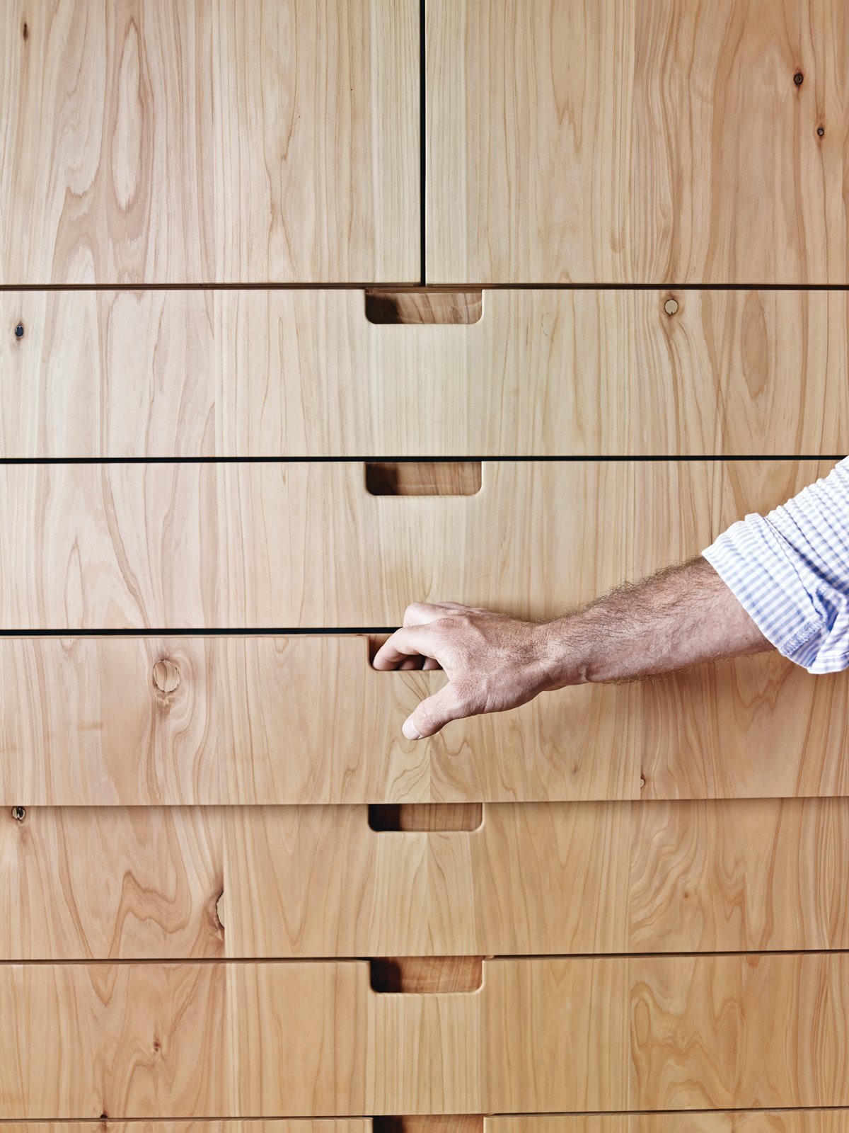 wooden-drawers-and-cupboards-with-open-handles.jpg