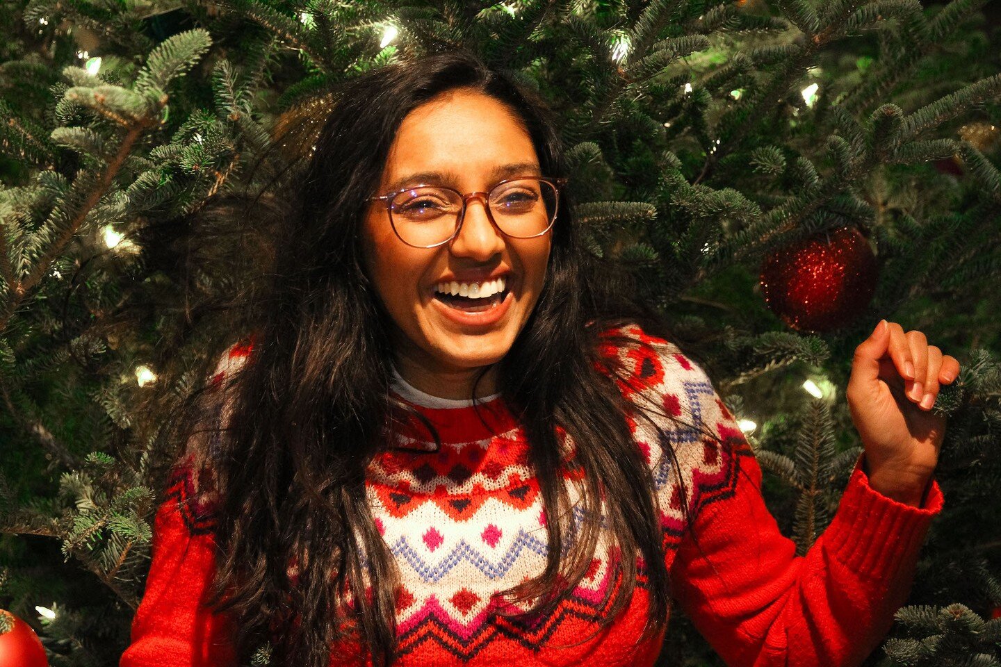 Available Now: Holiday card photo bookings! ❄️🌲 Book at www.kaylajanellecook.com/fandbphotog and send your loved ones warmth this holiday season that will last well into the New Year.
.
Alt Text:
Image 1: Anita smiles in front of a Christmas tree. S