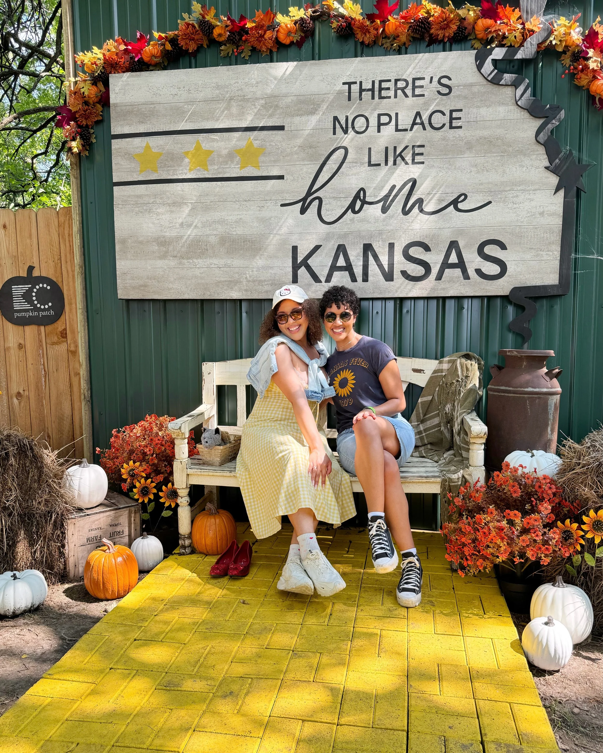 there&rsquo;s no place like home🌻

#kansas #sunflowerfield #kcwineco #kcpumpkinpatch #summer