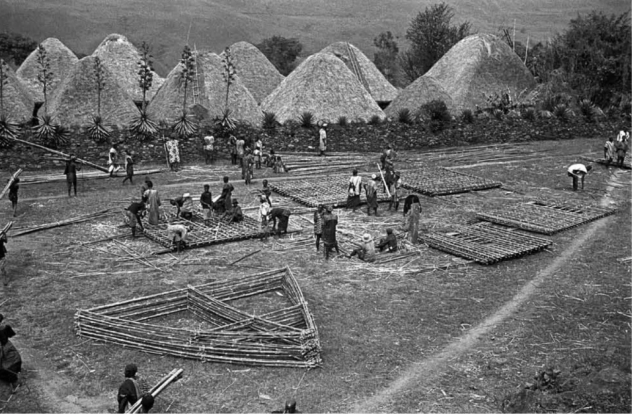 Fig. 4  Construction of a new building on Laikom’s public square. 1937.