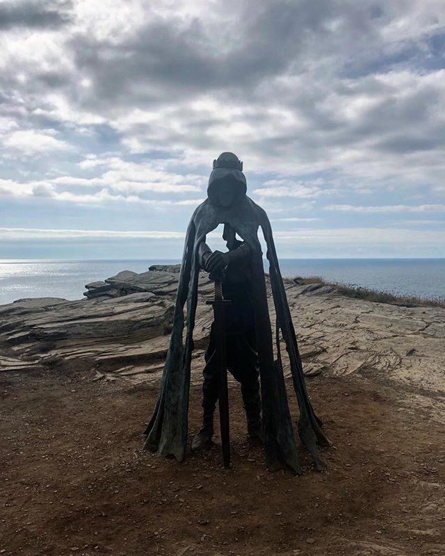 Summer&rsquo;s not over yet! Despite the weather having other ideas down in #Cornwall today ☁️🌧💨 but there&rsquo;s something rather magical about a visit to Tintagel Castle on an overcast day! #cornwall #tintagel #bossineyhaven #holidaycottage #bos