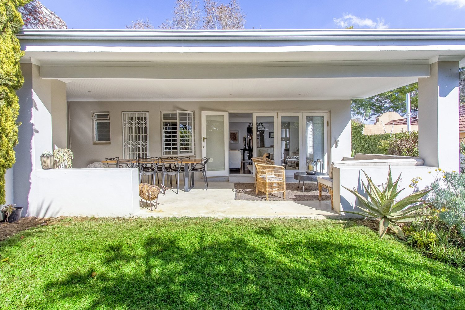 Central Parkhurst garden and covered veranda
