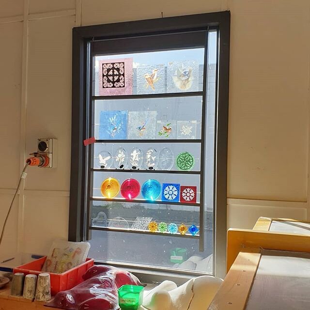 This afternoon the winter sun came out for just long enough for us to snap a quick photo of these new display racks we have added to the studio windows for our bevels, roundels, and decorative panels.

#glassartist #leadlighting #decorativeglass