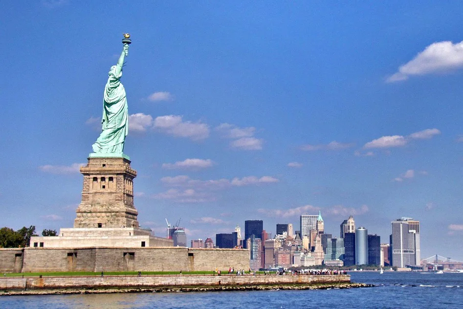 Liberty-statue-with-manhattan_1.jpg