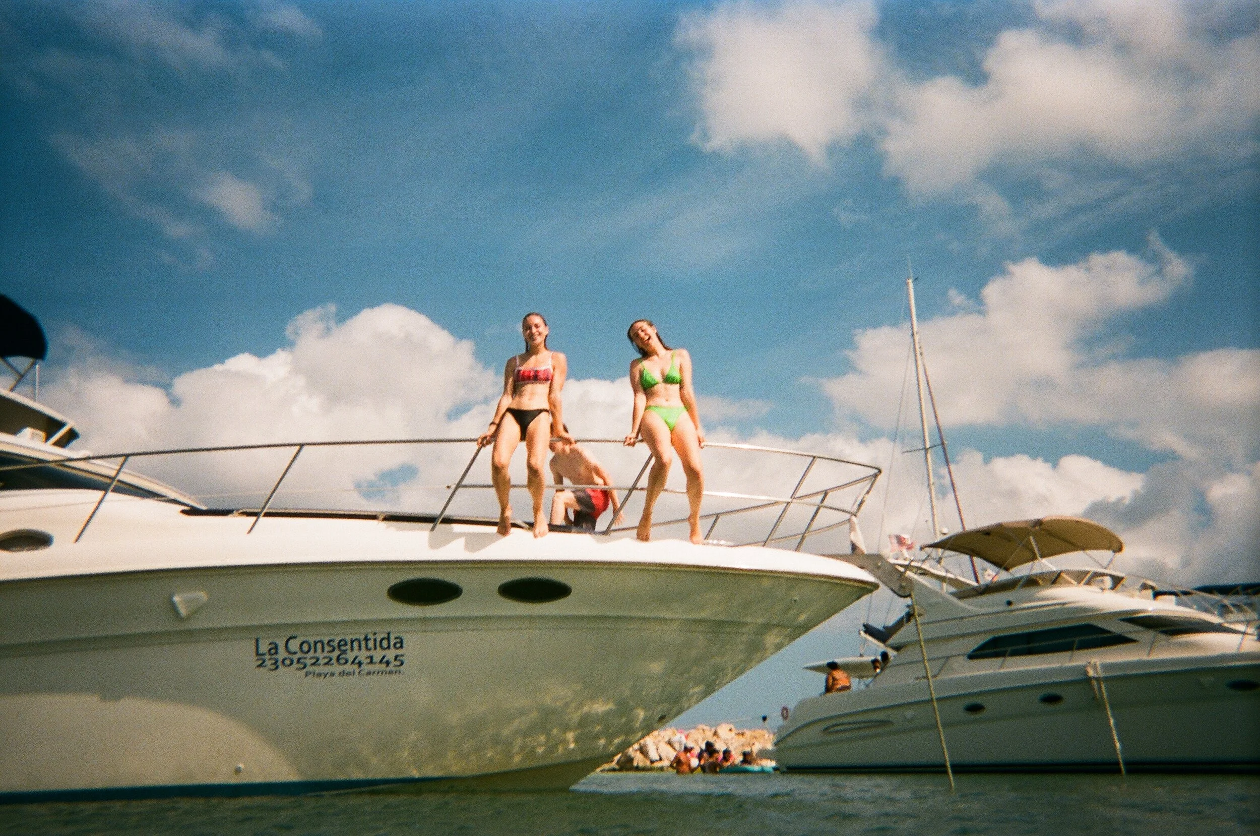You know what they say: best friends who jump off boats together, stay together!