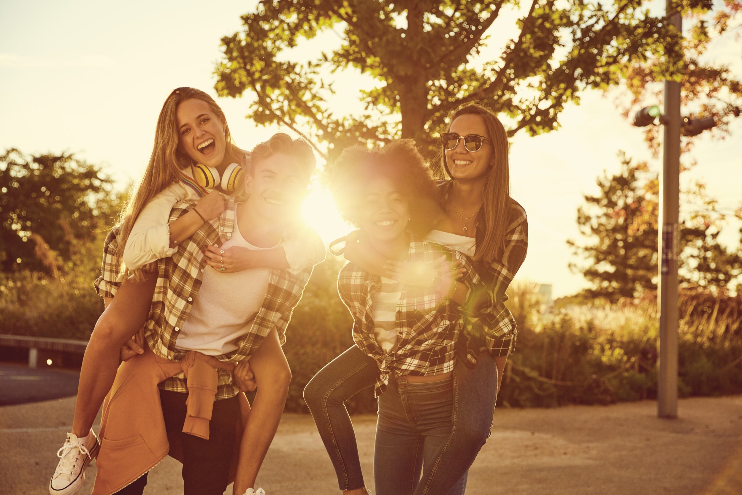 MYN1126_Lifestyle_PiggyBack_Sunset_Boy_Girls_3384_PAMGR.jpg