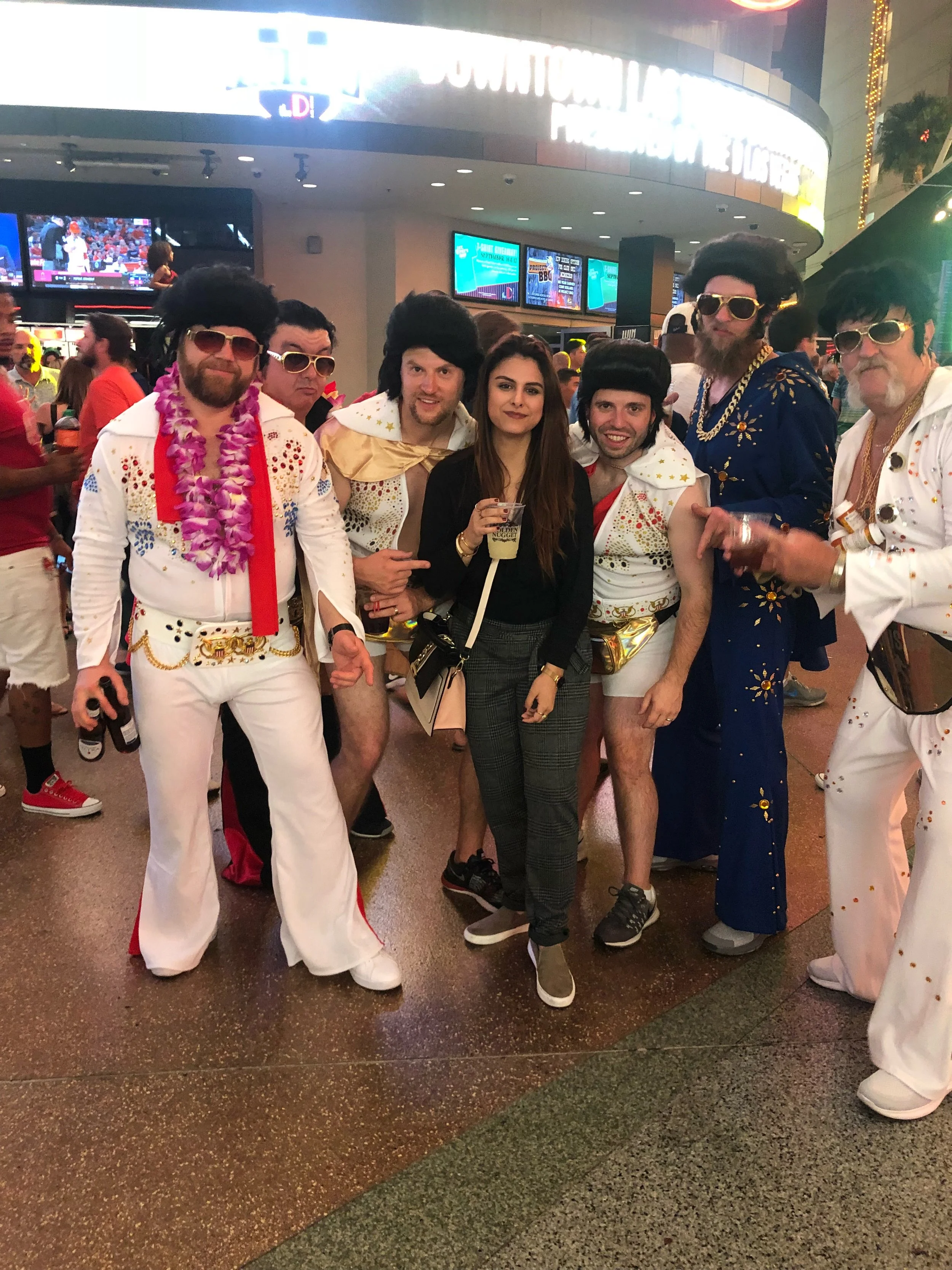 Me encontré a un montón de muchachos vestidos de Elvis!