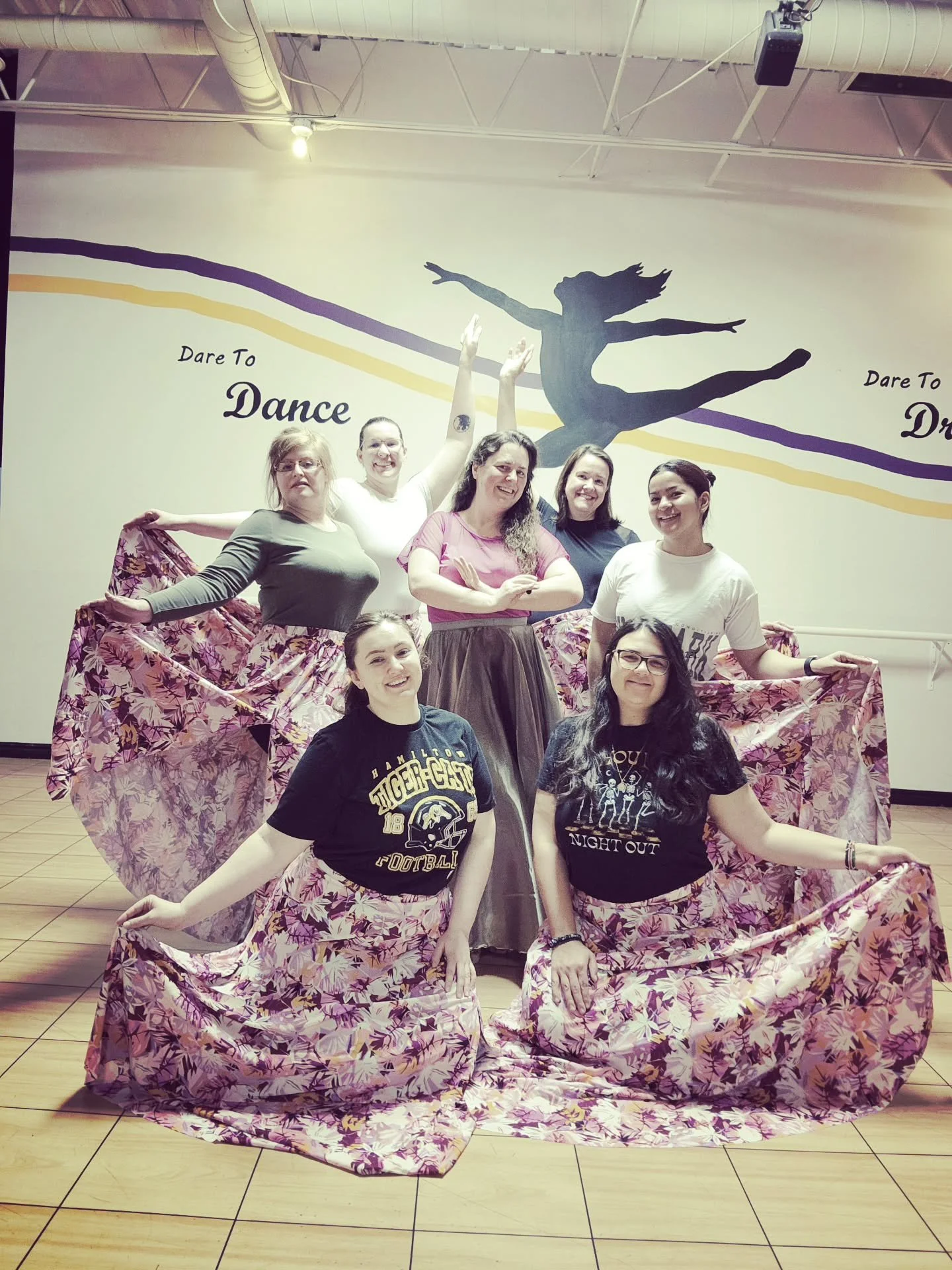 We got our vintage vibes on in class on Monday

Next session starts in two weeks! 

Visit yallabaladi.com for all class information.

#yallabaladi #hamiltonbellydance #adultdanceclass #hamiltonontario #raqssharqihamilton